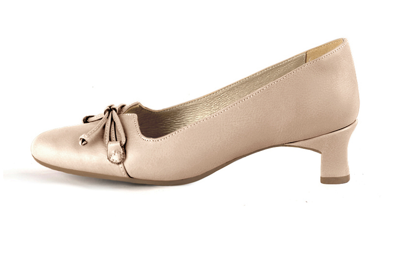 Powder pink women's dress pumps, with a knot on the front. Round toe. Low kitten heels. Profile view - Florence KOOIJMAN